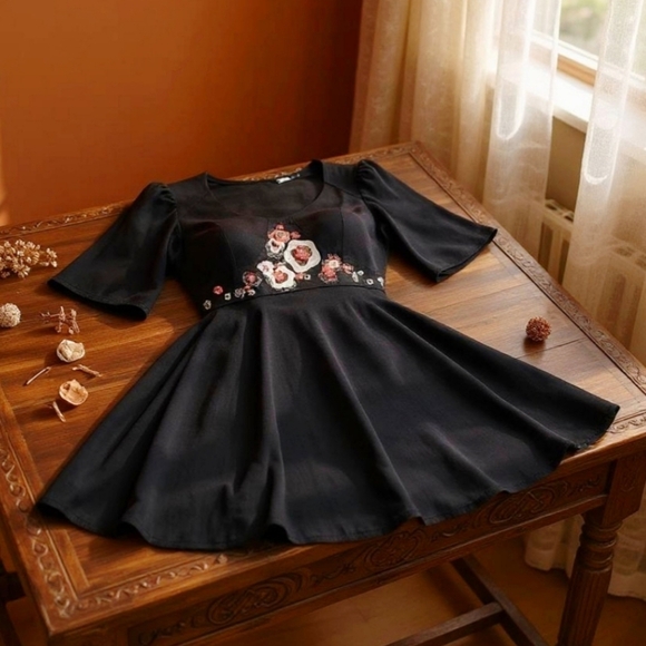 Nine West ✦ Silk Embroidered Floral Appliqué Dress ✦ Black ✦ Fitted Short Sleeve - Picture 3 of 17